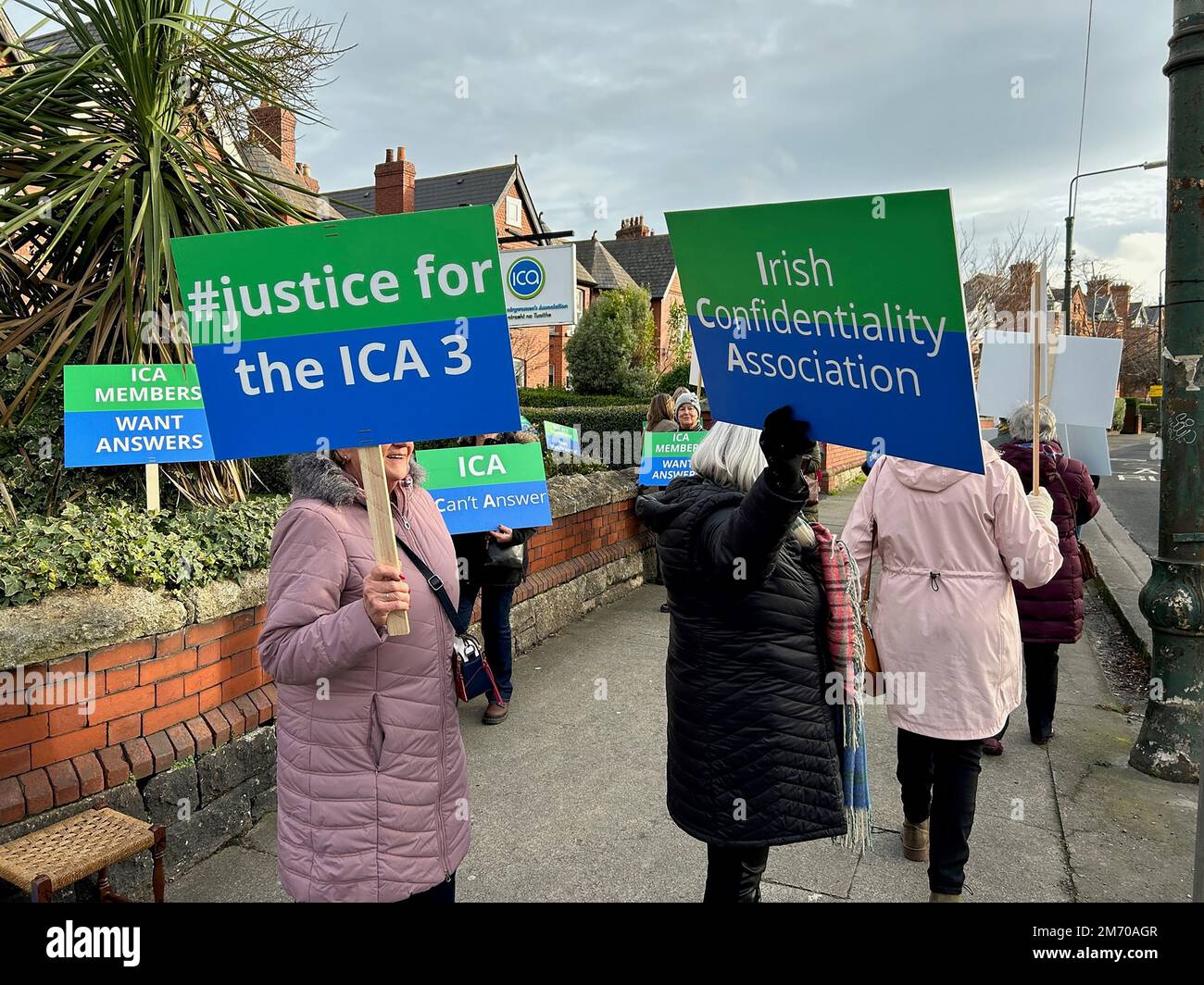 I membri dell'Irish Countrywomen's Association (ICA) che protestano al di fuori della sede centrale dell'organizzazione su Merrion Road a Dublino, per le loro preoccupazioni circa la governance dell'ente benefico. Foto Stock