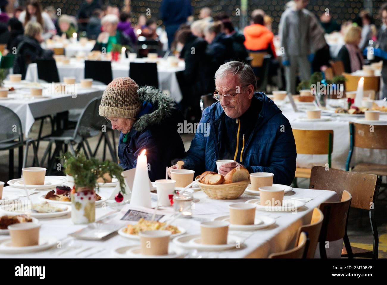 Wroclaw, Wroclaw, Polonia. 6th Jan, 2023. La Fondazione Raft ha organizzato una vigilia di Natale ortodossa per i rifugiati di guerra dall'Ucraina. 350 persone sono state ospitate la vigilia di Natale. (Credit Image: © Krzysztof Zatycki/ZUMA Press Wire) Foto Stock
