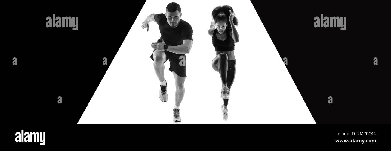 Persone sportive, atleti, uomo e donna, che corrono su sfondo bianco e nero. Più veloce. Banner, volantino Foto Stock