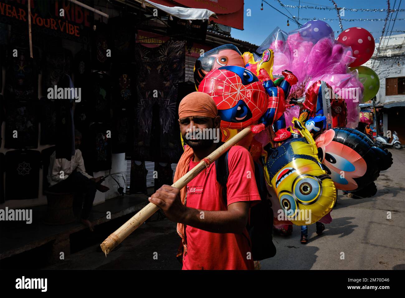 Uomo che vende palloncini nella strada di Pushkar, Rajasthan, India Foto Stock