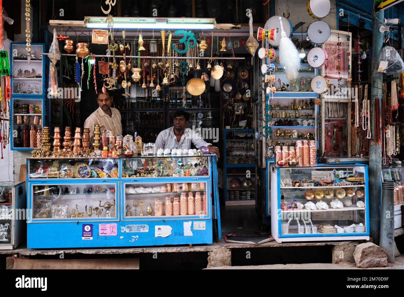 Pushkar, India - 7 novembre 2019: Negozio di ferramenta di ottone del metallo con i fornitori a Pushkar, Rajasthan, India Foto Stock