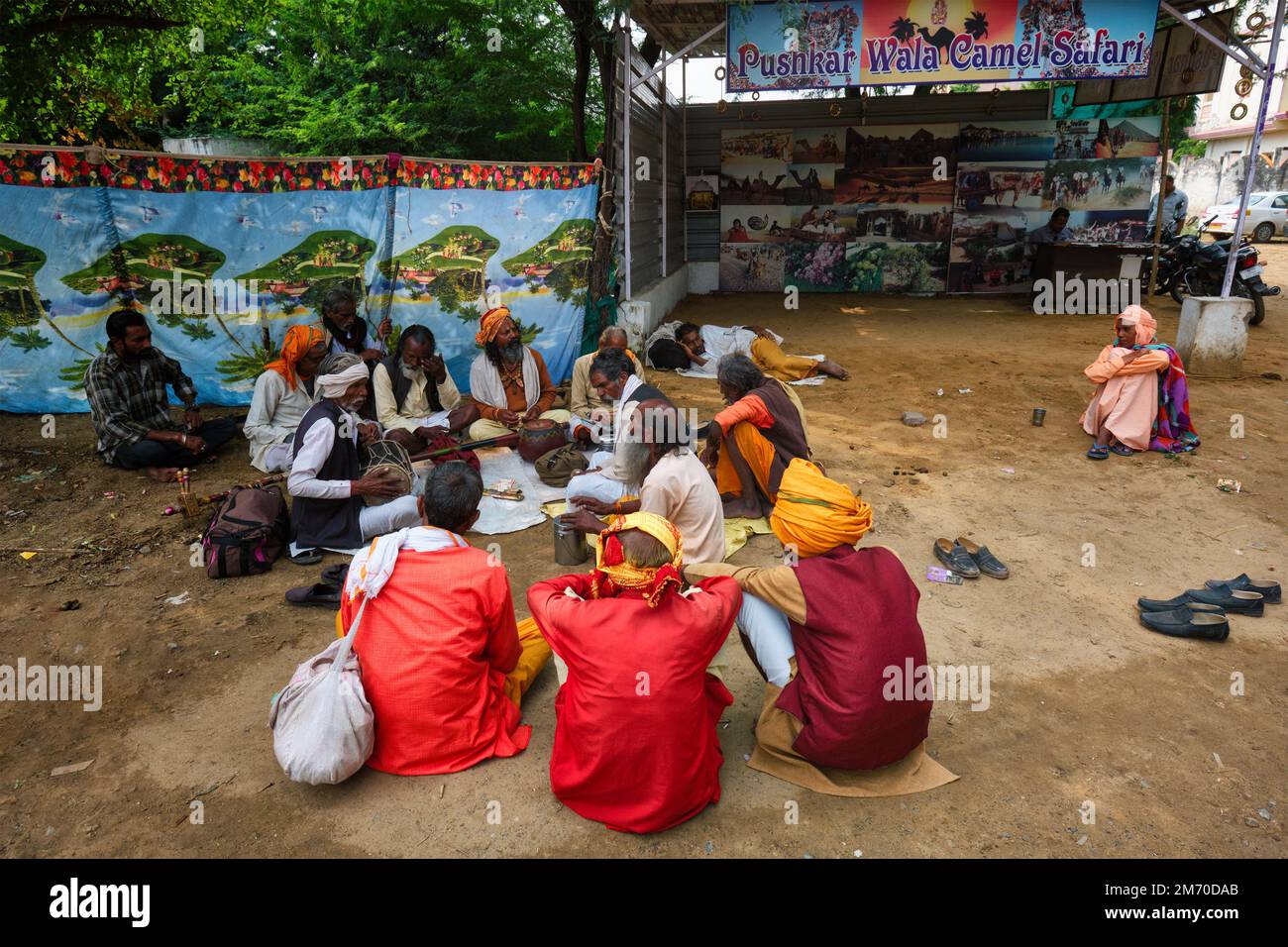 Pushkar, India - 7 novembre 2019: Musicisti di strada che suonano la musica nella strada di Pushkar, Rajasthan, India Foto Stock