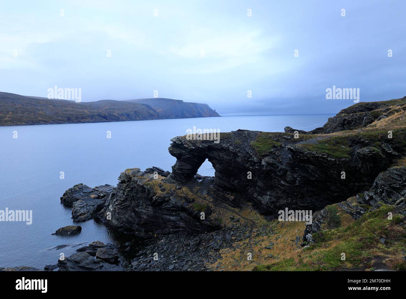 Vista sulla roccia Kirkeporten in Norvegia fino alla roccia del Capo Nord Foto Stock