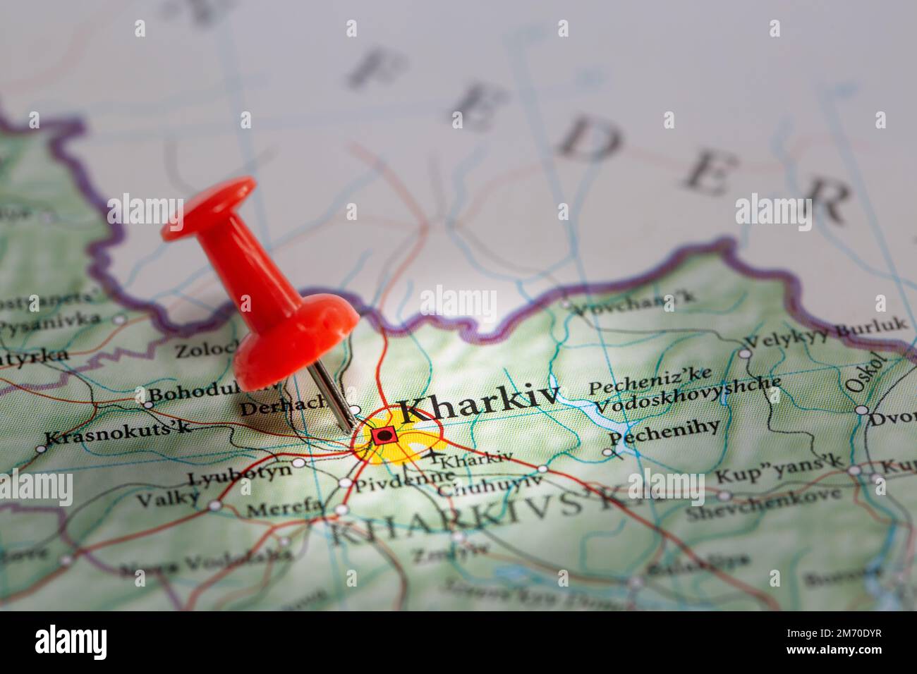 Una spilla rossa che indica la posizione della città Ucraina di Kharkiv vicino al confine russo durante l'operazione militare speciale o la guerra Foto Stock