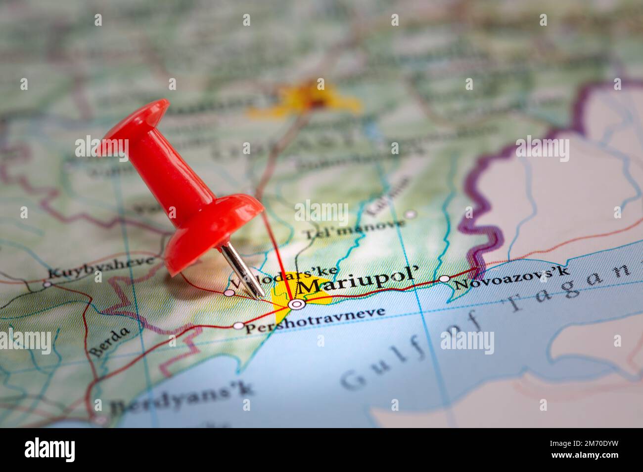 Una spilla rossa che indica la posizione della città portuale Ucraina di Mariupol nella regione di Donetsk in Ucraina e un obiettivo di invasione russa durante il Th Foto Stock