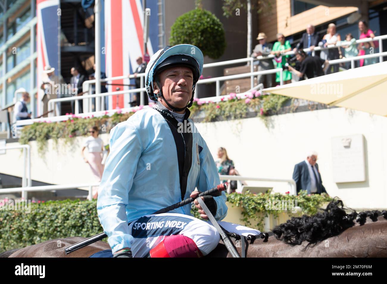 Ascot, Berkshire, Regno Unito. 6th agosto, 2022. Jockey Frankie Dettori equitazione ritorno giudiziario al Parade Ring dopo aver corso nel Dubai Duty Free Shergar Cup Dash all'ippodromo Ascot. Credito: Maureen McLean/Alamy Foto Stock