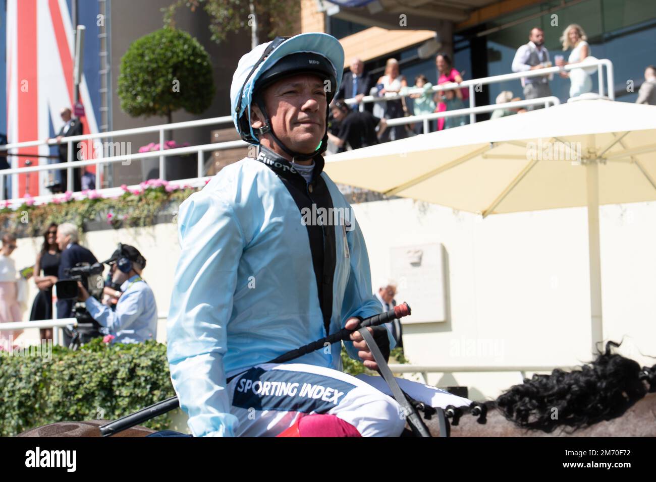 Ascot, Berkshire, Regno Unito. 6th agosto, 2022. Jockey Frankie Dettori equitazione ritorno giudiziario al Parade Ring dopo aver corso nel Dubai Duty Free Shergar Cup Dash all'ippodromo Ascot. Credito: Maureen McLean/Alamy Foto Stock