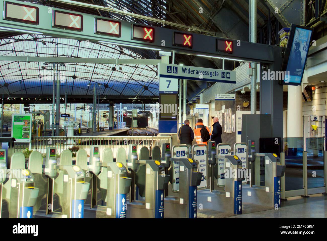 Lo sciopero ferroviario svuota le stazioni con avvisi in alto e pochi passeggeri in strada regina stationn . Credit Gerard Ferry/Alamy Live News Foto Stock
