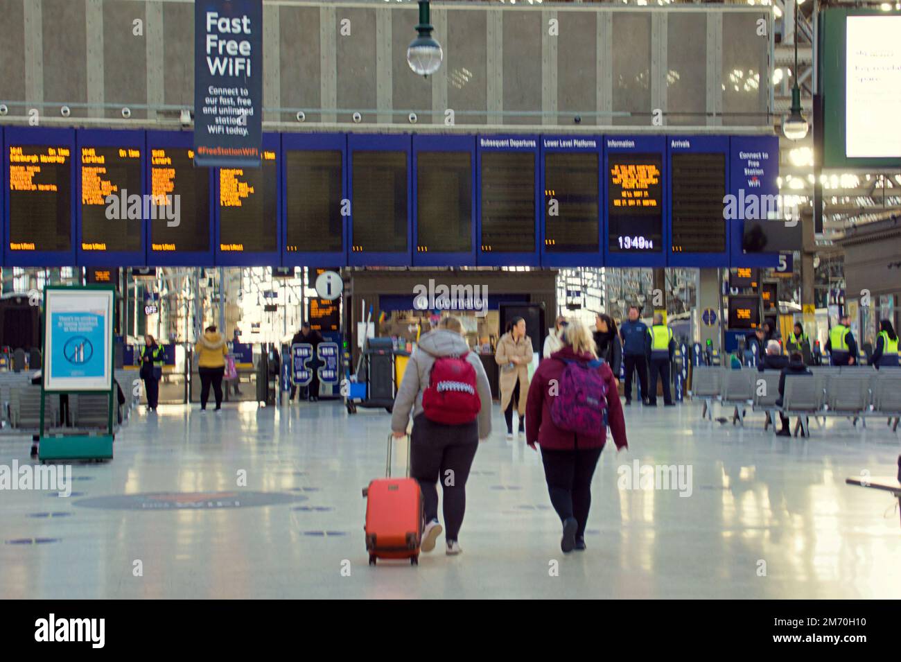 Lo sciopero ferroviario svuota le stazioni con avvisi e pochi passeggeri nella stazione centrale . Credit Gerard Ferry/Alamy Live News Foto Stock