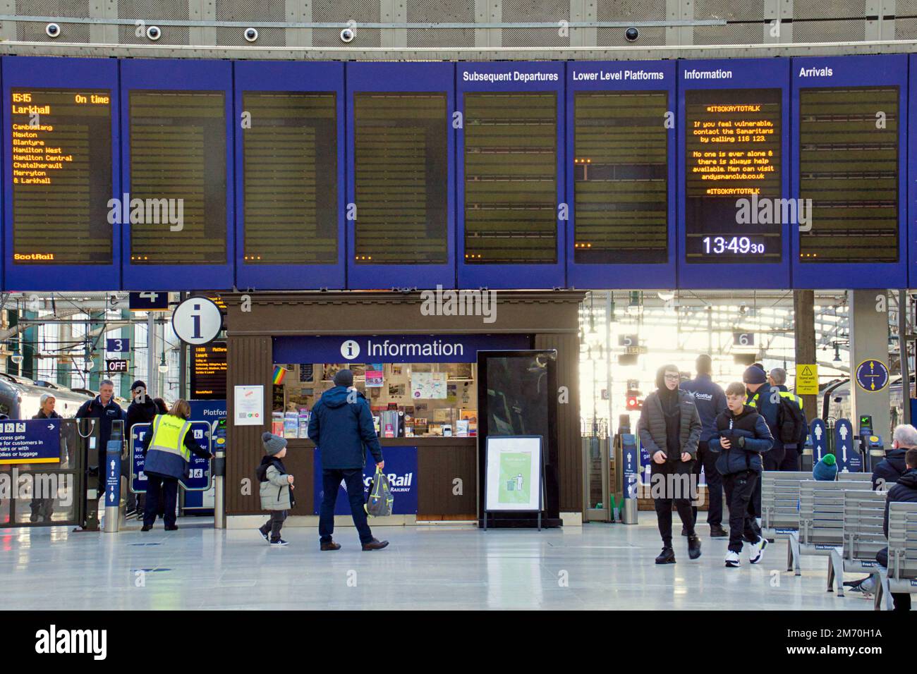 Lo sciopero ferroviario svuota le stazioni con avvisi e pochi passeggeri nella stazione centrale . Credit Gerard Ferry/Alamy Live News Foto Stock