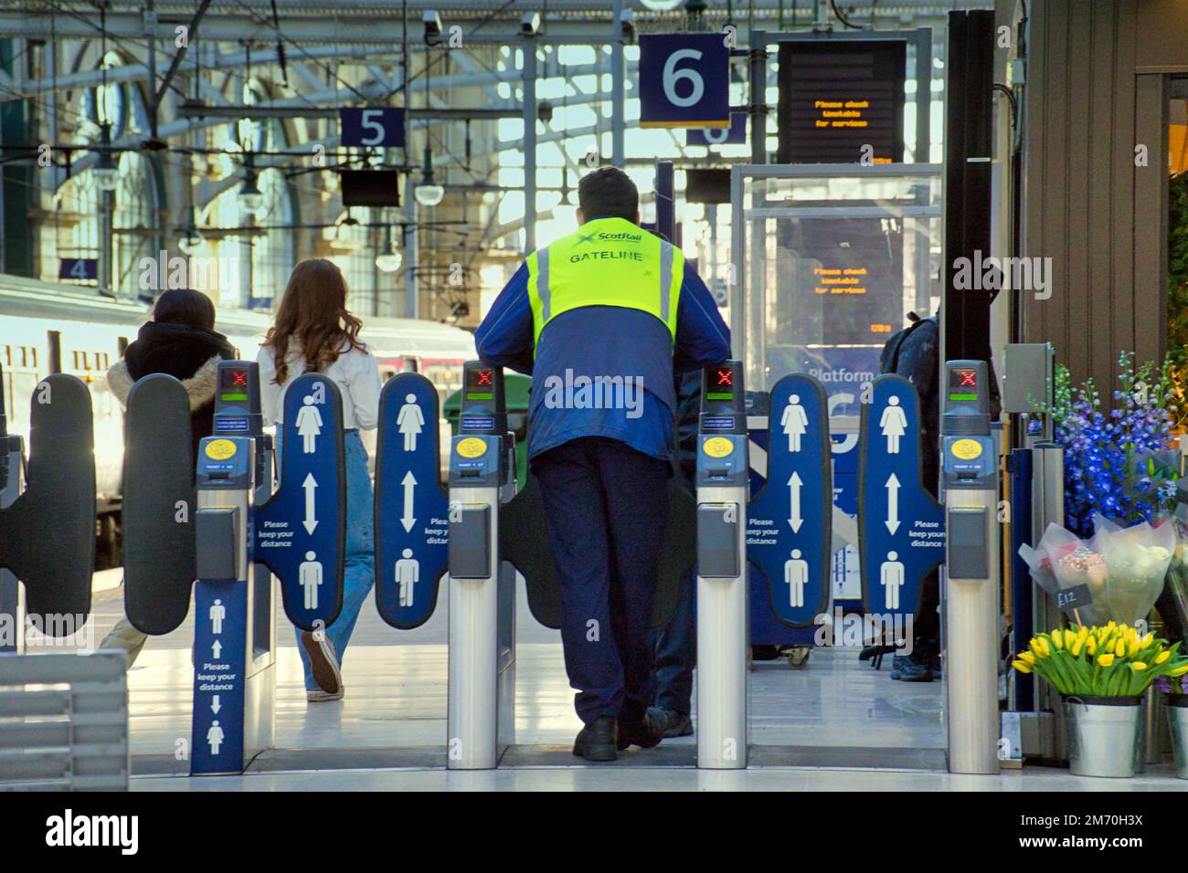 Lo sciopero ferroviario svuota le stazioni con avvisi e pochi passeggeri nella stazione centrale . Credit Gerard Ferry/Alamy Live News Foto Stock