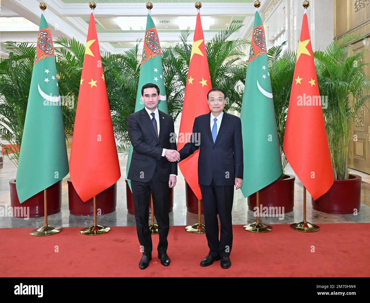 Pechino, Cina. 6th Jan, 2023. Il Premier cinese li Keqiang incontra il presidente turkmeno in visita Serdar Berdimuhamedov alla Grande Sala del Popolo di Pechino, capitale della Cina, il 6 gennaio 2023. Credit: Yue Yuewei/Xinhua/Alamy Live News Foto Stock