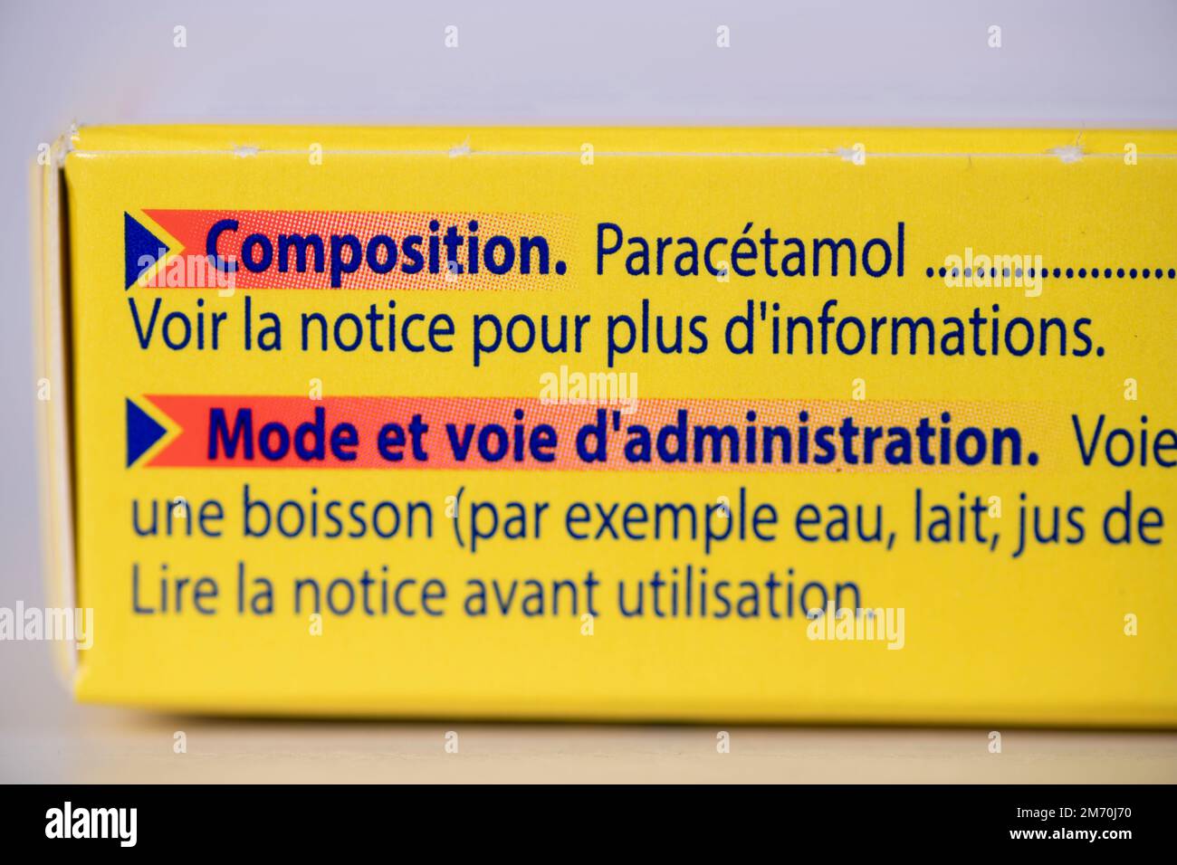 Scatola laterale isolata di Doliprane 1000mg per gli adulti in francese, pillole a base di paracetamolo utilizzato per trattare la febbre e il dolore da lieve a moderato Foto Stock
