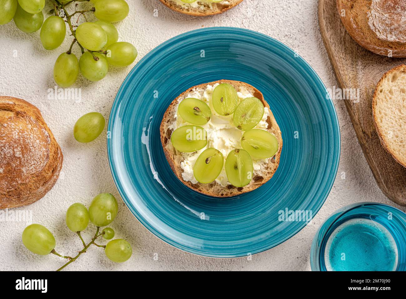 Panini con formaggio cremoso e uva. Foto Stock