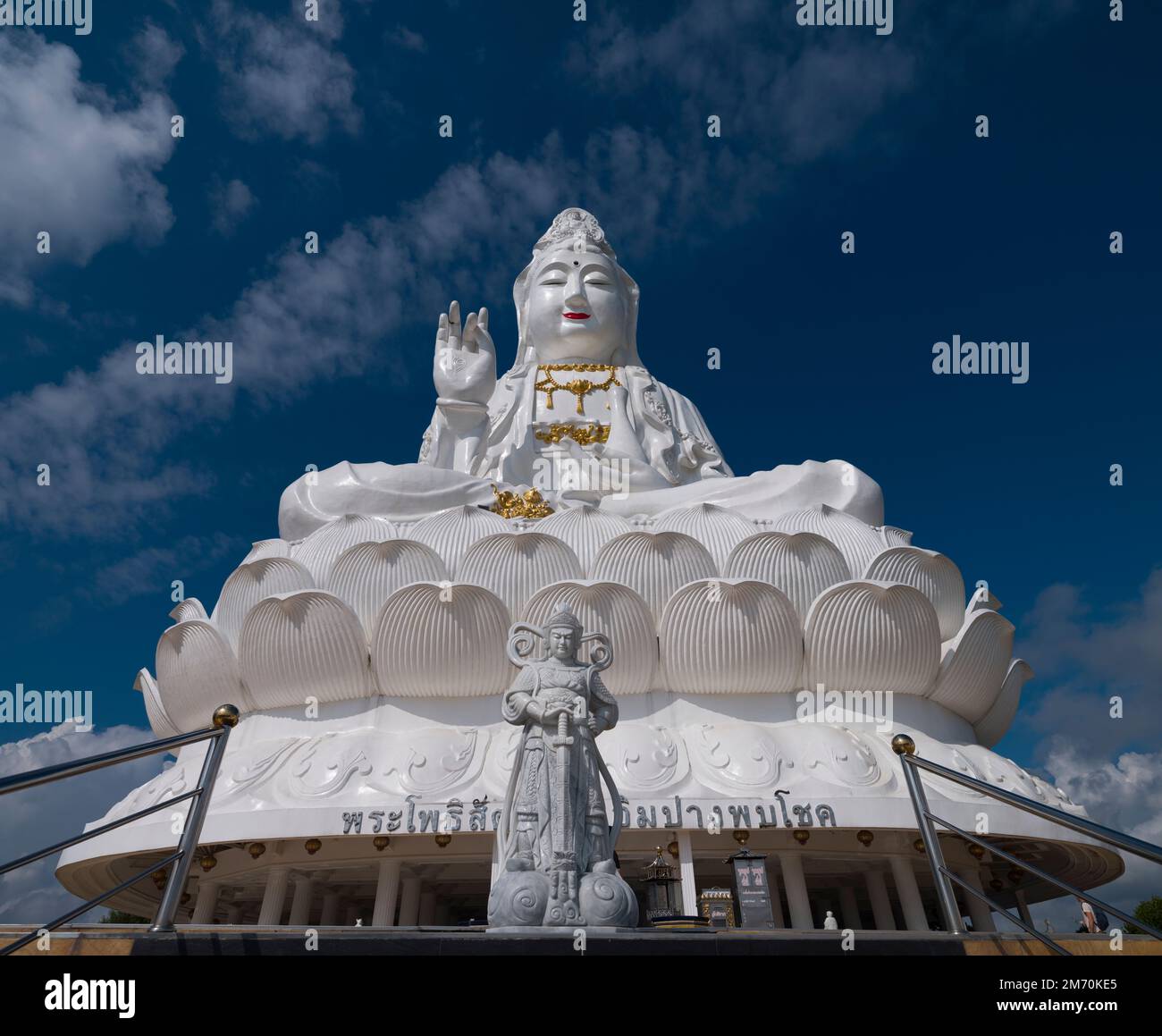 Thailandia la più grande statua di Guanyin nel tempio cinese wat Huay Pla Kang a Chiang Rai. Le principali destinazioni turistiche della Thailandia del Nord. Chiang Rai Foto Stock