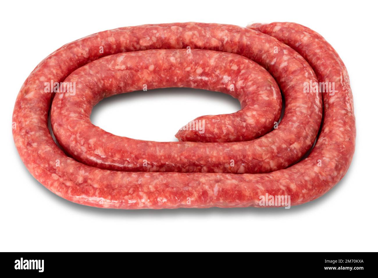 Salsiccia cruda arrotolata isolata sul bianco in vista dall'alto con percorso di ritaglio Foto Stock