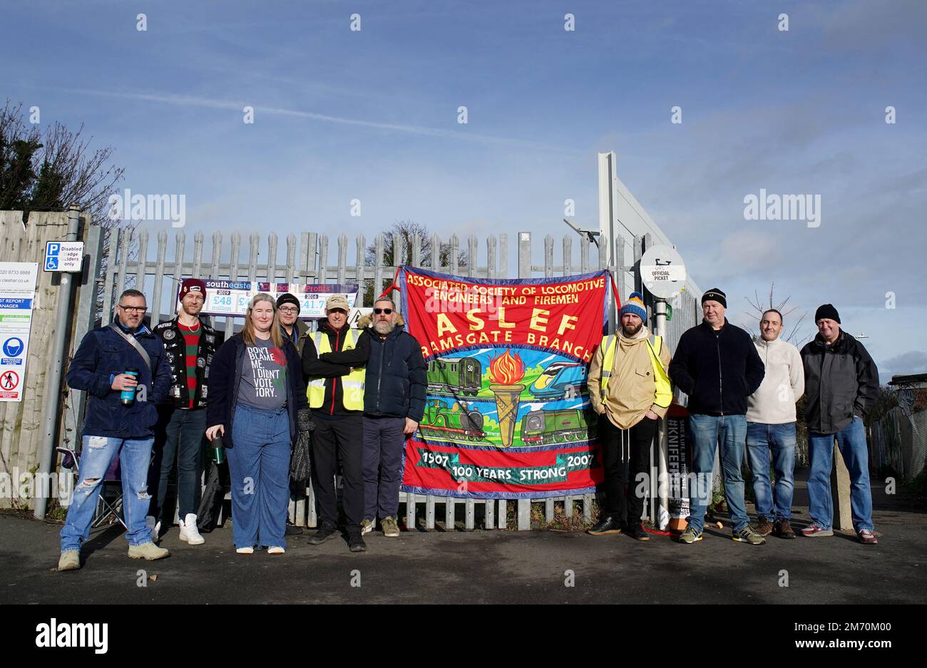 Foto del file datata 05/01/23 dei macchinisti del Sud-Est fuori dalla stazione Ramsgate nel Kent durante uno sciopero da parte di autisti del sindacato di Aslef, in una lunga disputa su posti di lavoro e pensioni. Le società di gestione dei treni hanno offerto al sindacato dei conducenti un accordo retributivo di due anni nel tentativo di risolvere l'amara controversia che ha portato a una serie di scioperi. Il Gruppo di fornitura ferroviaria ha dichiarato di offrire una "proposta di linee di riferimento" che offrirebbe servizi più affidabili per i passeggeri, in cambio di un aumento salariale del 4% per il 2022 e del 4% per quest'anno. Data di emissione: Venerdì 6 gennaio 2023. Foto Stock