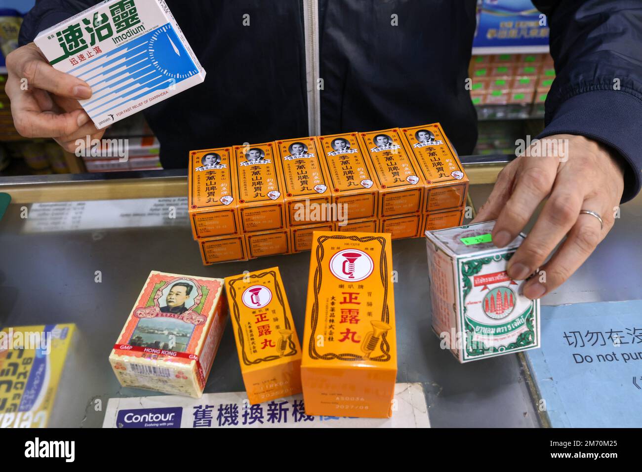 La gente cerca la medicina antidiarroica e le medicine cinesi proprietarie in Sheung Shui, ora questi sono l'articolo popolare mentre l'epidemia di Omicron XBB.1,5 in Cina.04JAN23 SCMP /K. Y. Cheng Foto Stock