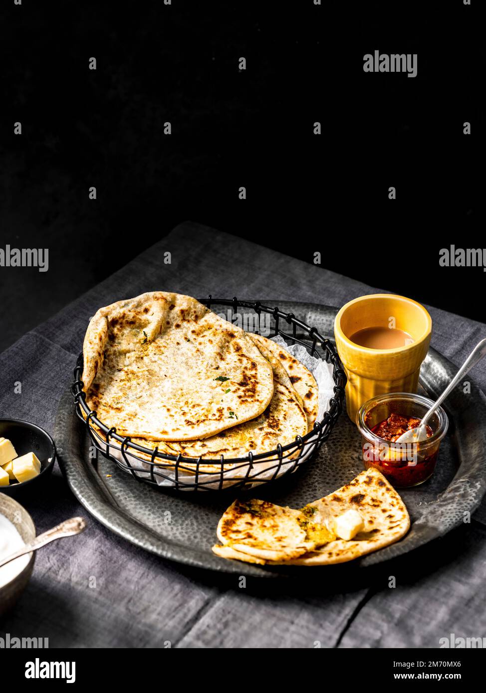 Flatlay di pane piatto di patate indiano Alo paratha farcito Foto Stock