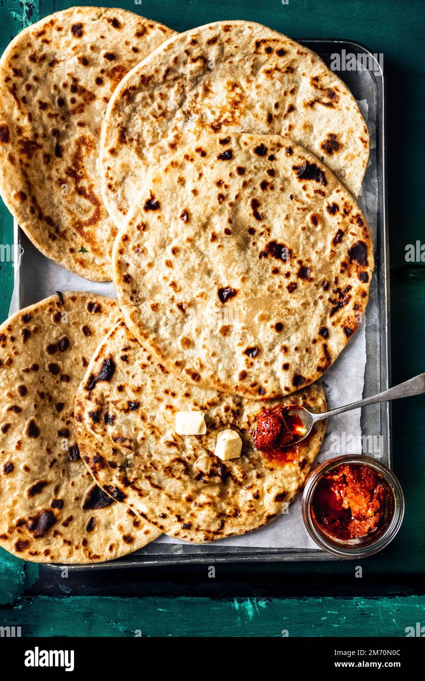 Flatlay di pane piatto di patate indiano Alo paratha farcito Foto Stock