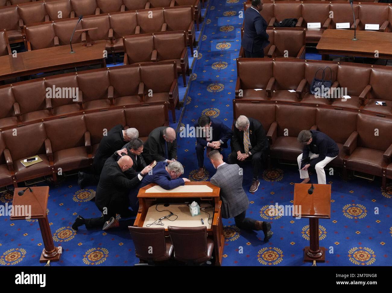 Washington, Stati Uniti. 06th Jan, 2023. I membri repubblicani pregano nella Camera prima di riunirsi per eleggere un relatore, negli Stati Uniti Campidoglio a Washington, DC Venerdì, 6 gennaio 2023. Venerdì il Parlamento voterà nuovamente per eleggere un oratore e sbloccare l'estrema destra del Partito Repubblicano. Foto di Pat Benic/UPI Credit: UPI/Alamy Live News Foto Stock
