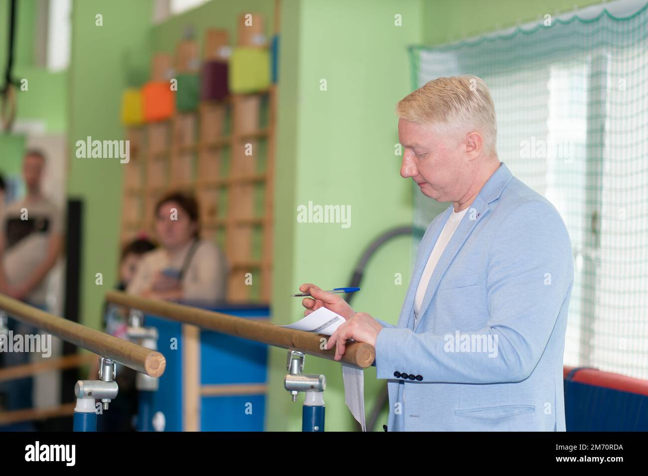 MOSCA, RUSSIA-DEC 18, 2022: Allenatore calcio sicurezza arbitro sport acciaio ginnastica gioco allenatore bianco lucido attrezzatura Foto Stock