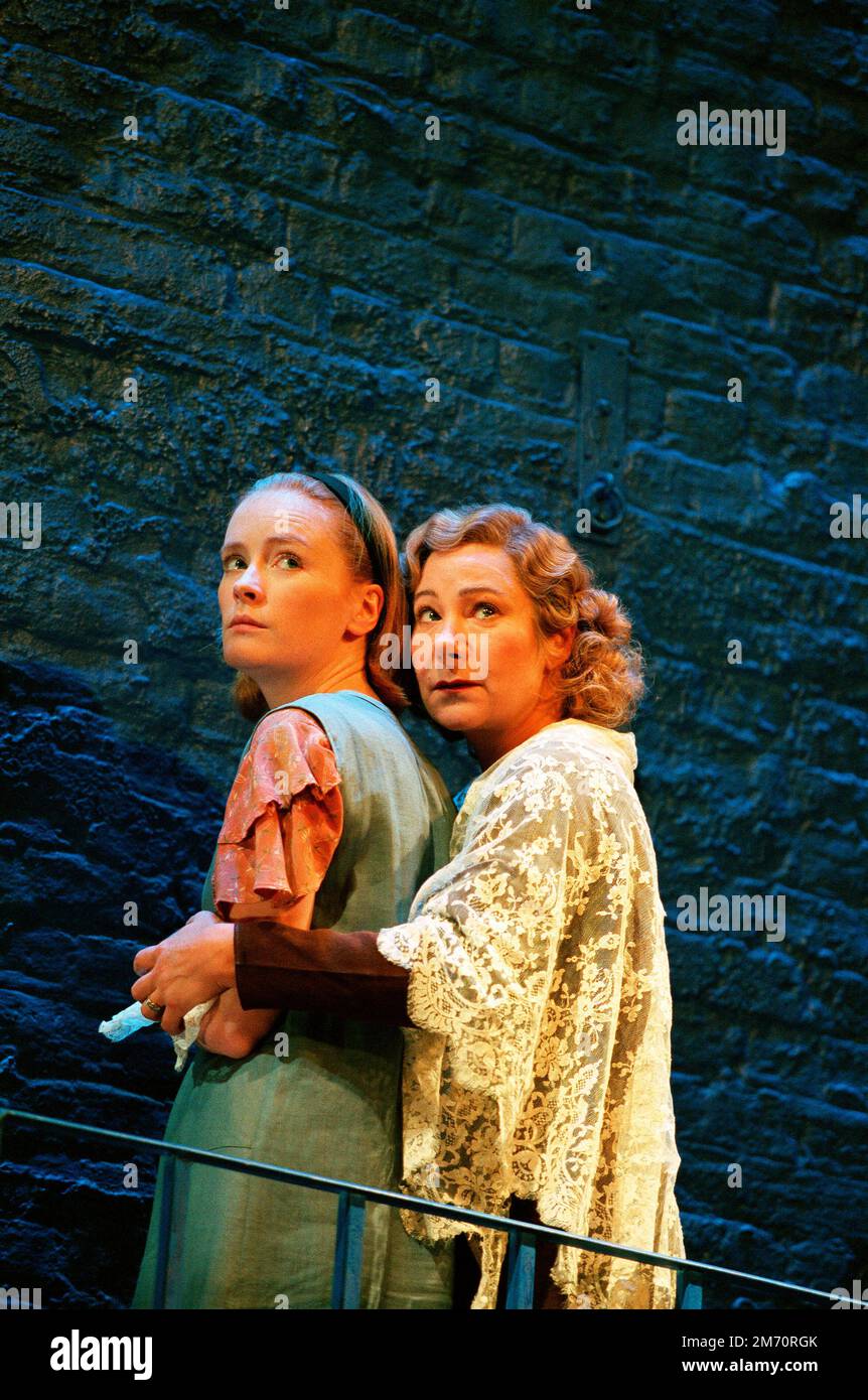 l-r: Claire Skinner (Laura Wingfield), Zoe Wanamaker (Amanda Wingfield) nella MENAGERIE DI VETRO di Tennessee Williams al Donmar Warehouse 13/09/1995 design: Rob Howell illuminazione: David Hersey regista: Sam Mendes Foto Stock