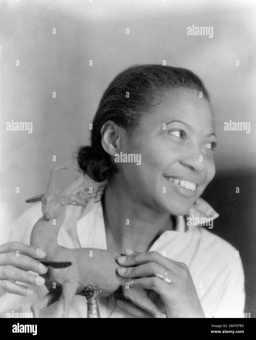 Ritratto dello scultore americano Augusta Savage (n. Augusta Christine Fells; 1892-1962), 1935-1947 Foto Stock