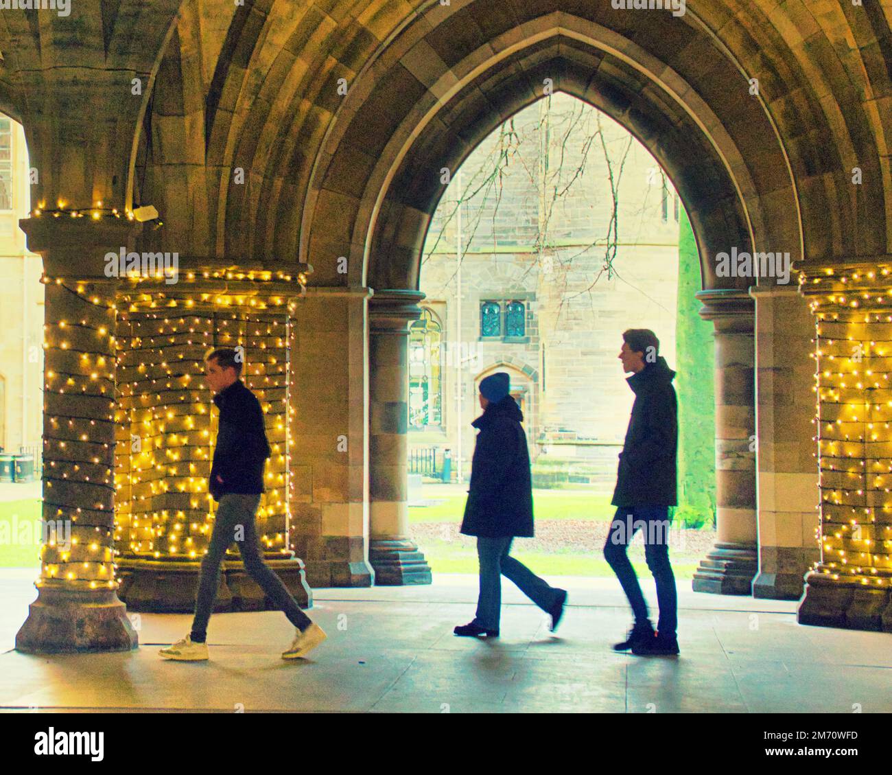Glasgow, Scozia, Regno Unito 6th gennaio 2023. Chiostri luci di Natale e studenti cortile presso l'università di Glasgow. Credit Gerard Ferry/Alamy Live News Foto Stock