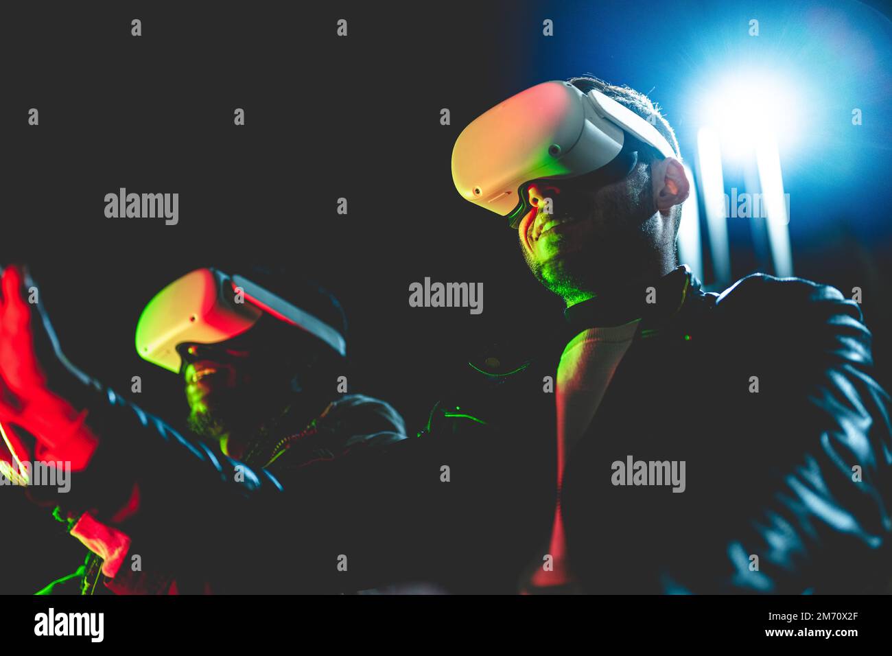 Dark mood e dark web, hacker che navigano in deep web per trovare e rubare NFT, luce al neon ed effetto flare Foto Stock