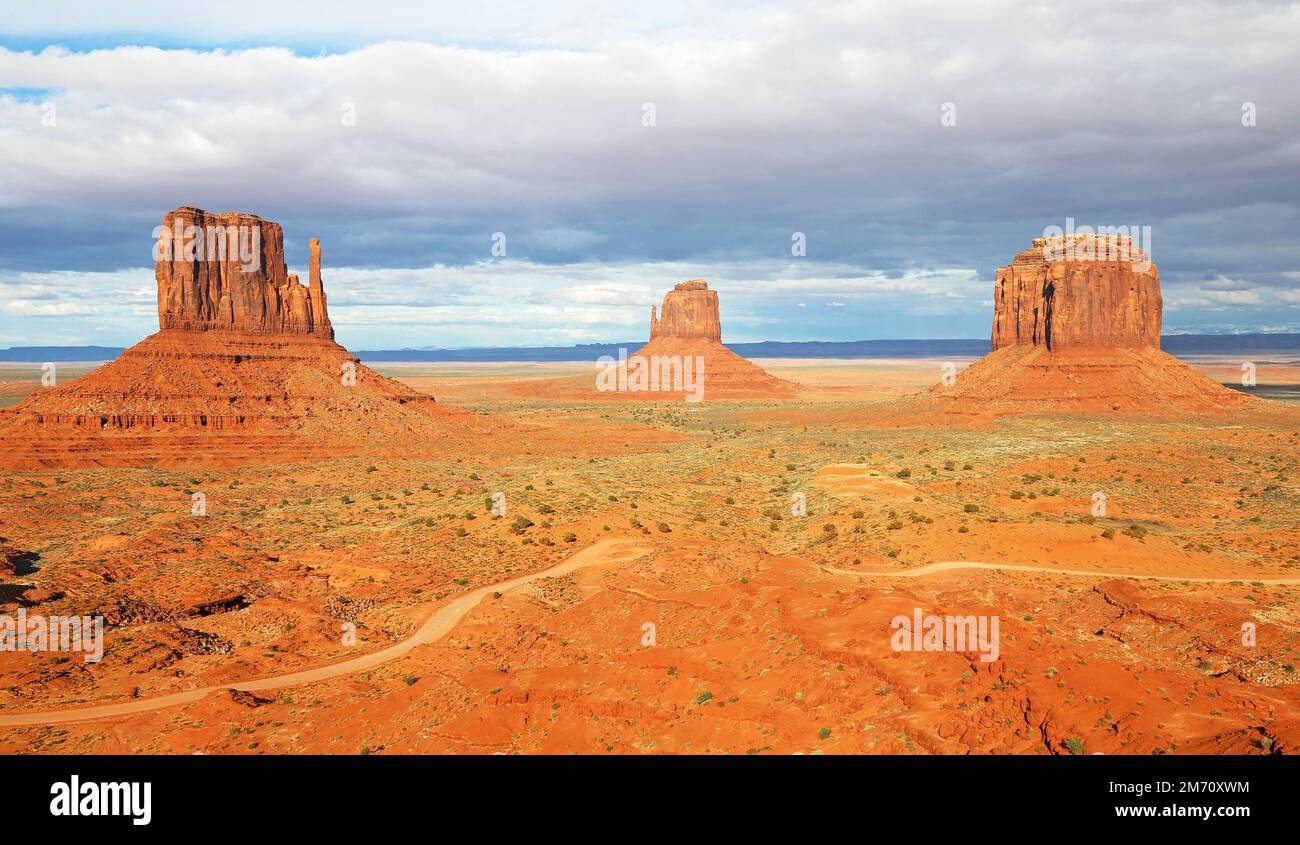 Vista classica su tre monumenti - Monument Valley - Utah, Arizona Foto Stock