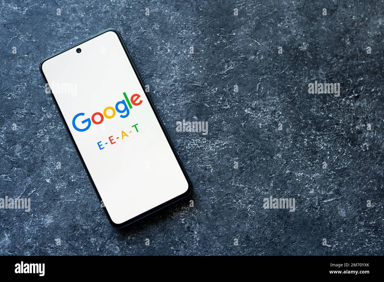 Google e-e-A-T sullo schermo del telefono, spazio di copia. Aggiornamento delle linee guida per i valutatori di qualità. Esperienza aggiunta. Swansea, Regno Unito - 3 gennaio 2023. Foto Stock