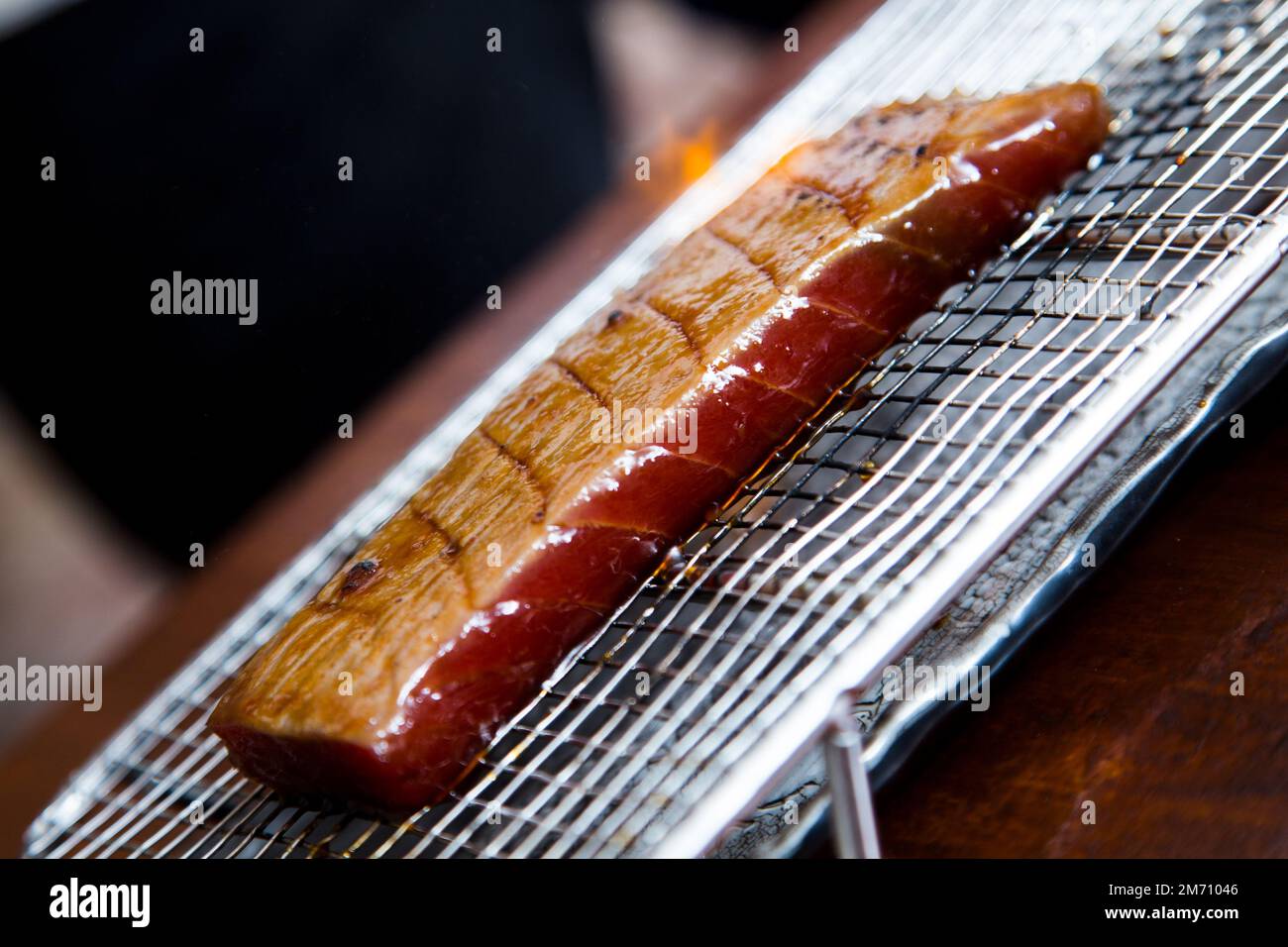 Tataki di tonno di alta qualità. Tataki è un modo per preparare pesce o carne in cucina giapponese Foto Stock