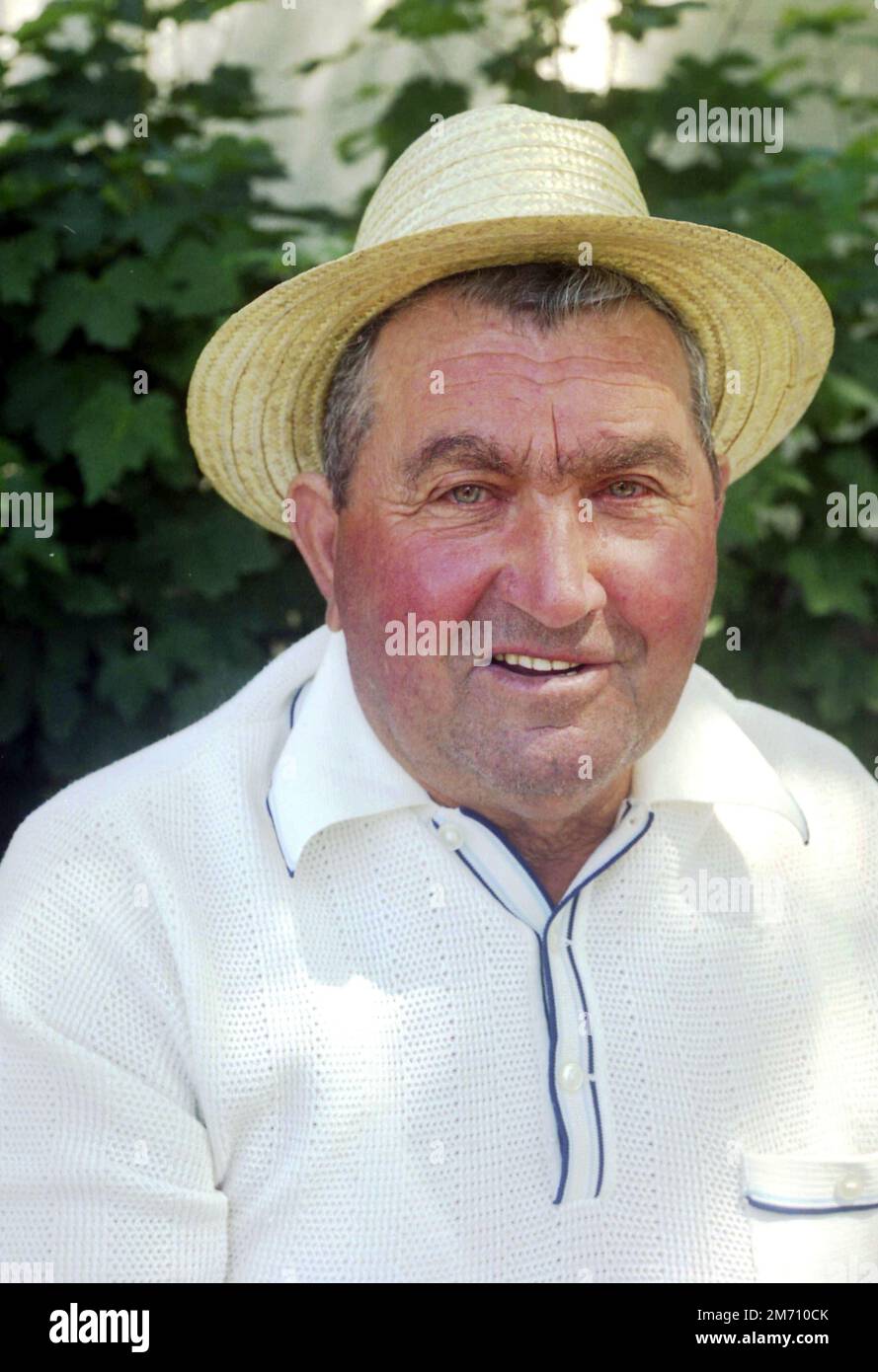 Uomo locale nella contea di Mures, Romania, circa 2001 Foto Stock