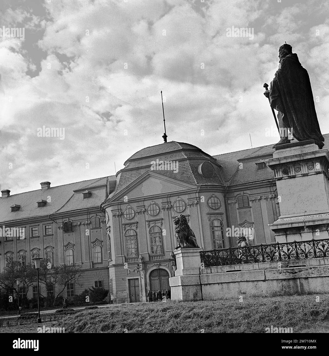 Oradea, Bihor County, Romania, circa 1975. La statua del 1893 di San László dello scultore István Tóth di fronte al Palazzo Episcopale Romano-Cattolico del 18th ° secolo. Foto Stock