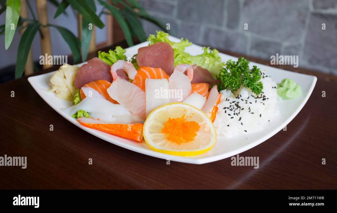 Sashimi Sushii con diversi tipi di pesce come tonno e salmone. Foto Stock