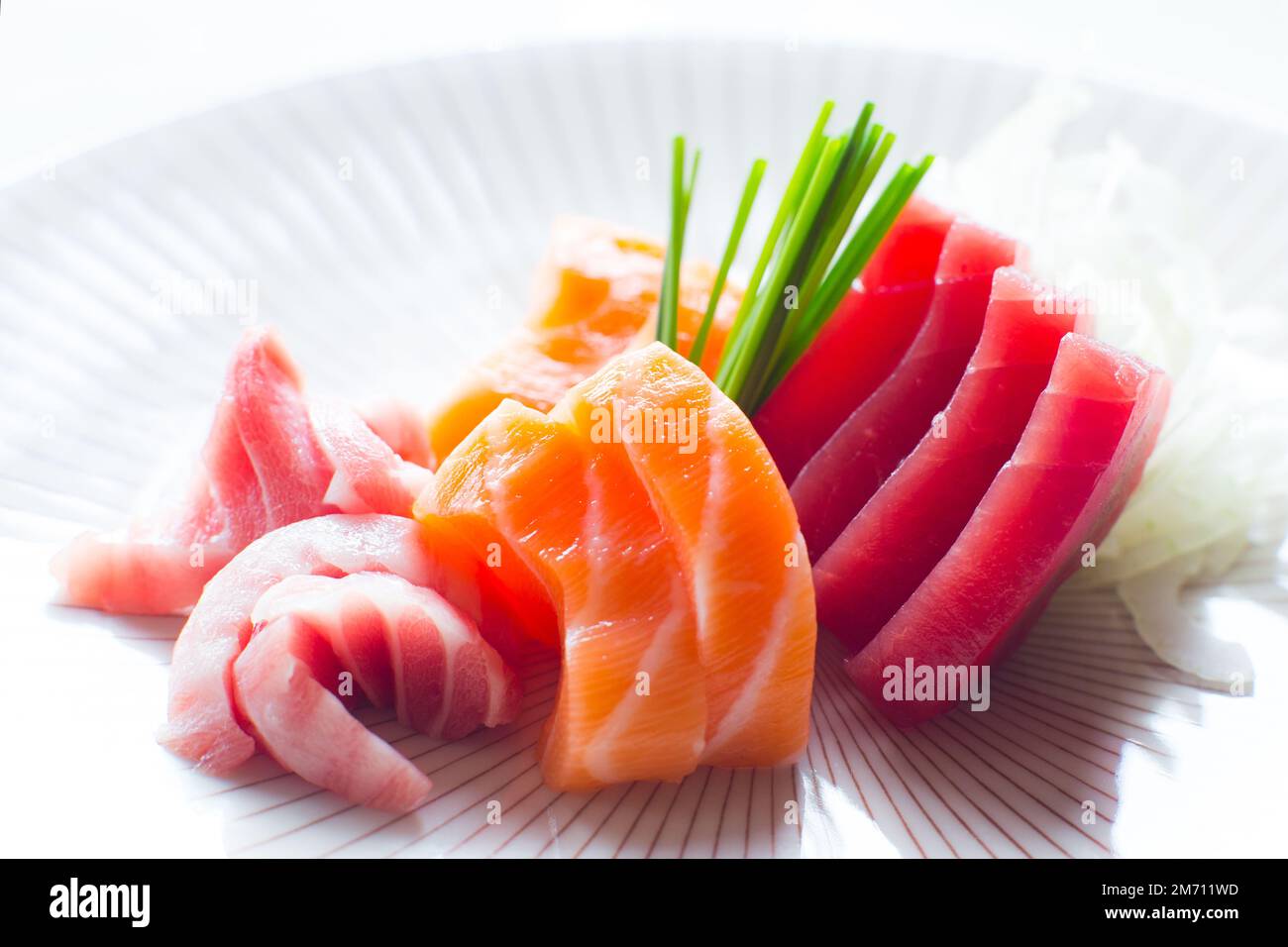 Sashimi Sushii con diversi tipi di pesce come tonno e salmone. Foto Stock