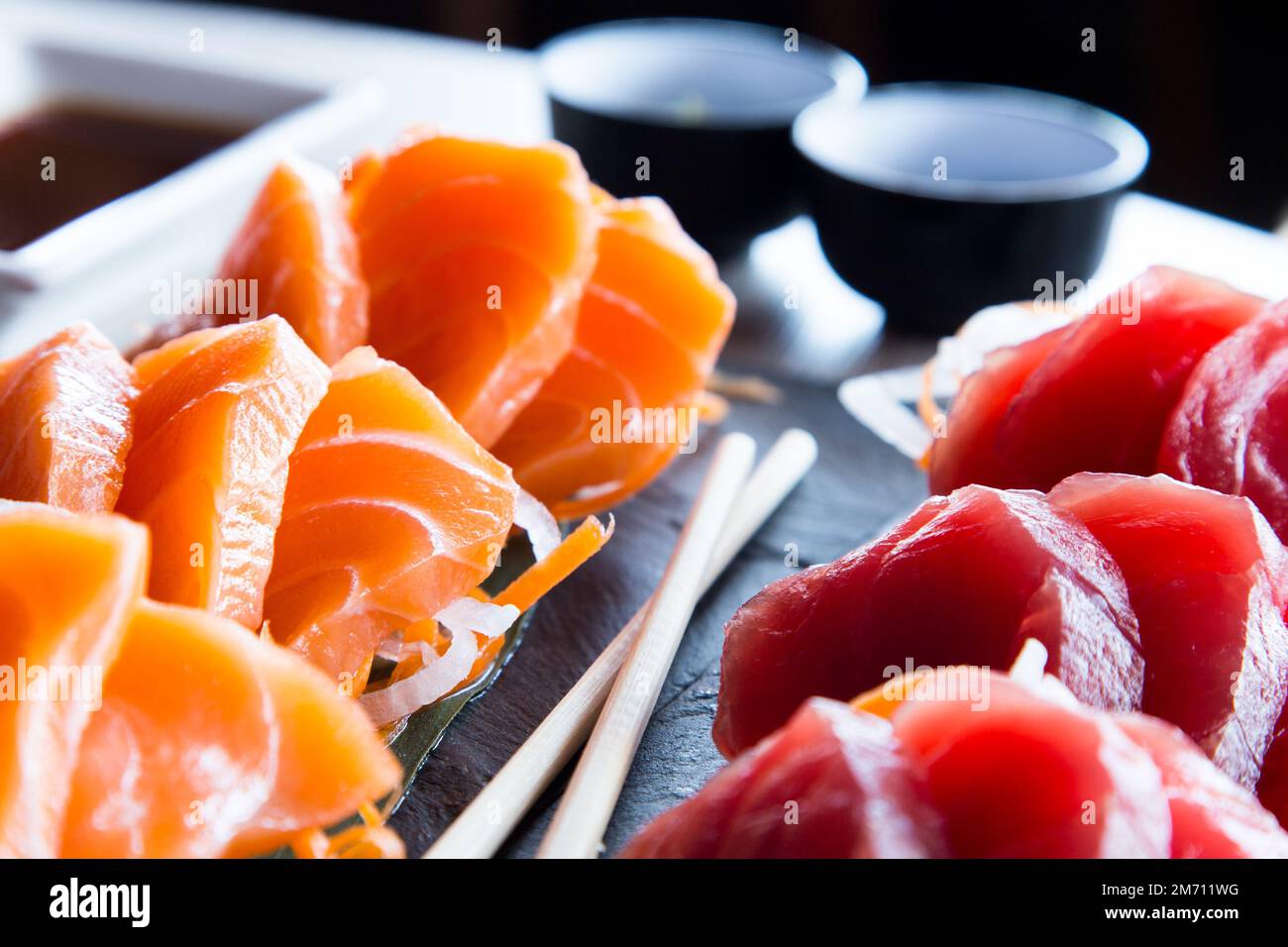 Sashimi Sushii con diversi tipi di pesce come tonno e salmone. Foto Stock