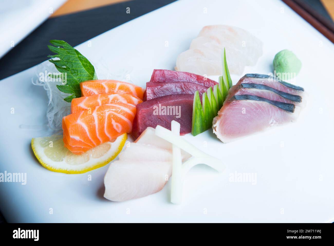 Sashimi Sushii con diversi tipi di pesce come tonno e salmone. Foto Stock