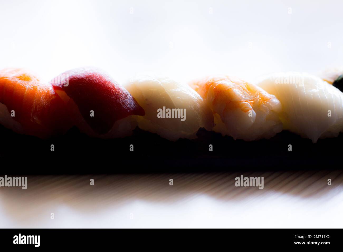 Nigiri Sushi con diversi tipi di pesce come tonno e salmone. Foto Stock