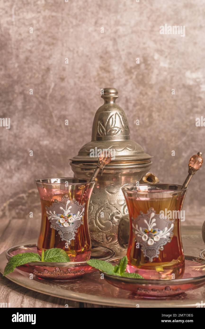 Vassoio con bicchieri e caraffa di autentico tè moresco pronto da bere con foglie di menta Foto Stock