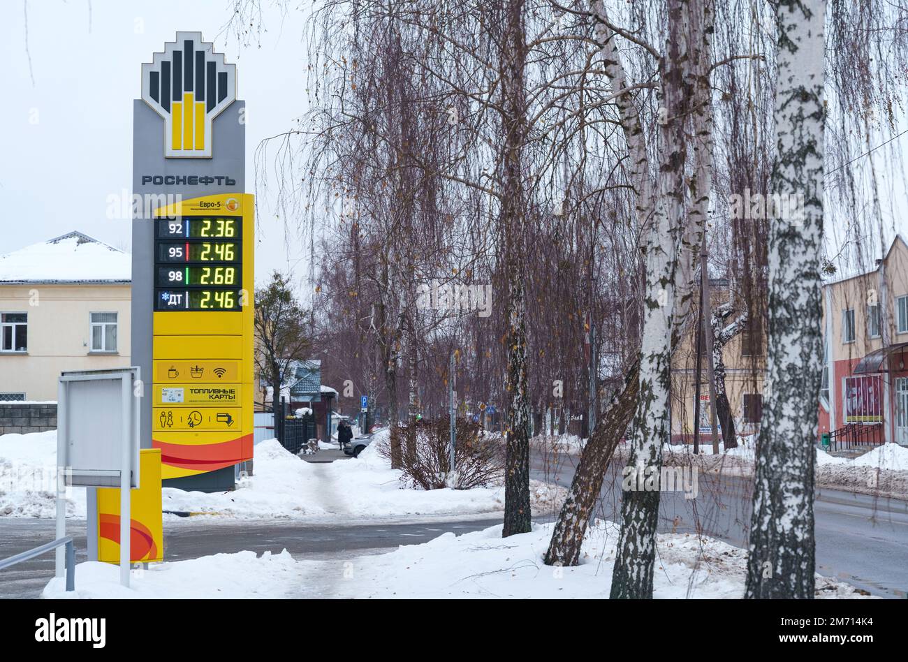 Bobruisk, Bielorussia, 13 dicembre 2022: Distributore di benzina Rosneft in città, in inverno. Foto Stock