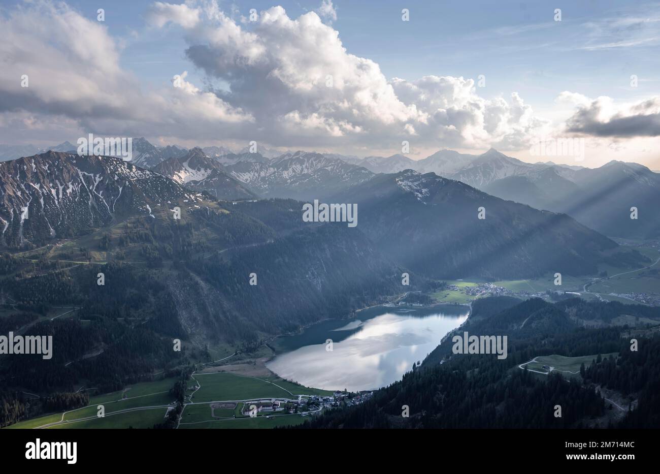 Atmosfera serale, Haldensee, Tannheimer Bergen, Alpi di Allgaeu, Tirolo, Austria Foto Stock