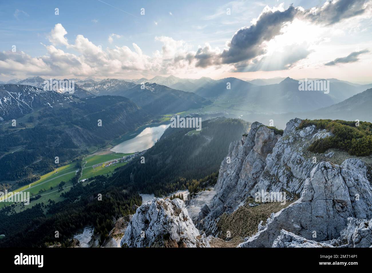 Haldensee e Tannheimer Berge, Alpi di Allgaeu, Tirolo, Austria Foto Stock