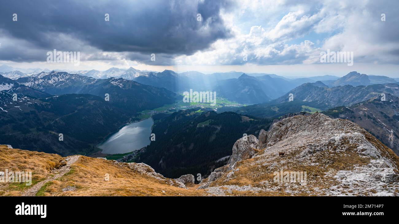 Haldensee e Tannheimer Berge, Alpi di Allgaeu, Tirolo, Austria Foto Stock