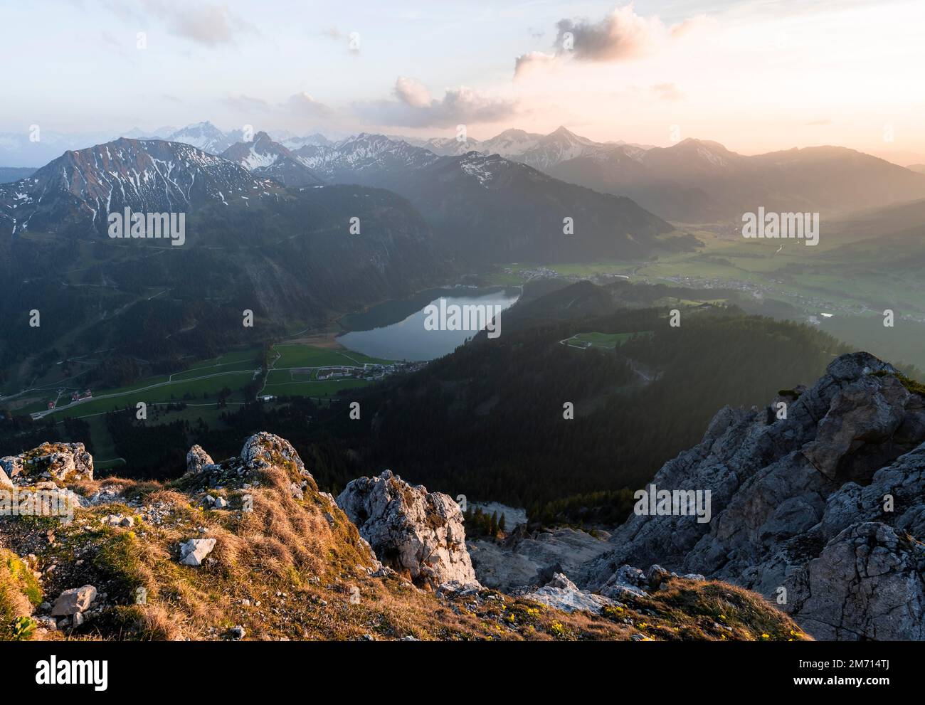 Atmosfera serale, Monti Haldensee e Tannheim, Alpi di Allgaeu, Tirolo, Austria Foto Stock