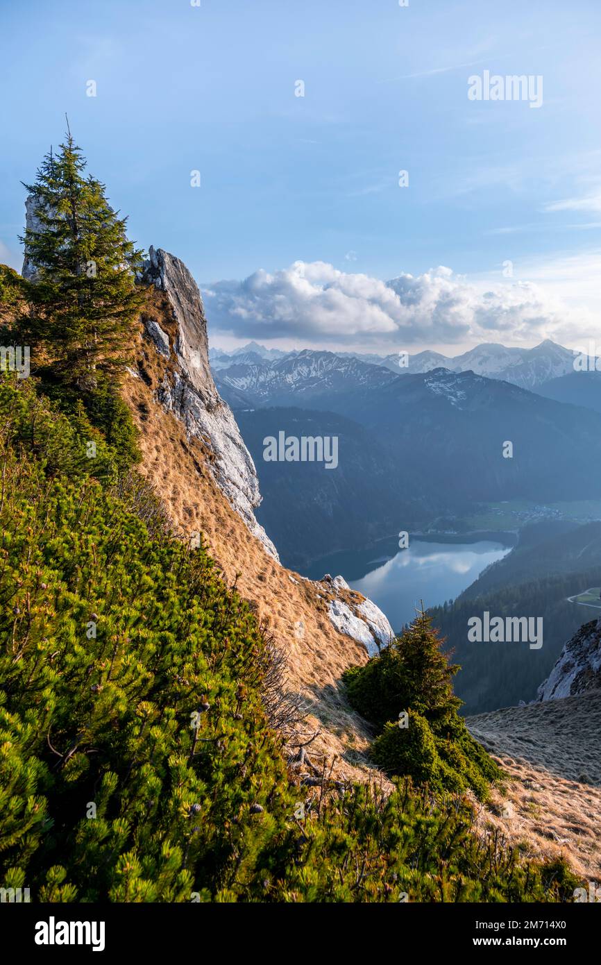 Atmosfera serale, Haldensee, Tannheimer Bergen, Alpi di Allgaeu, Tirolo, Austria Foto Stock