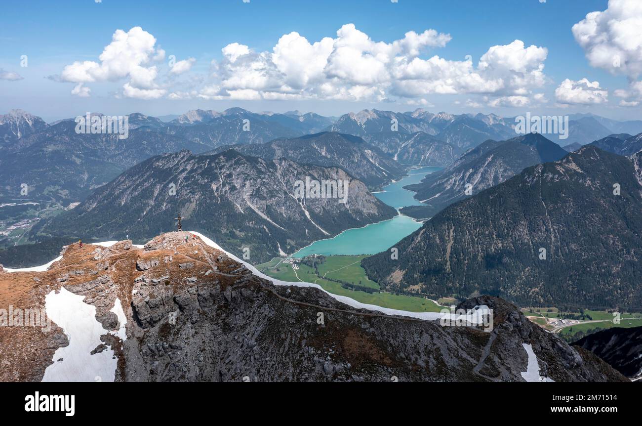 Veduta aerea, panorama montano, vista da Thaneller a Plansee e Alpi Lechtal orientali, Tirolo, Austria Foto Stock