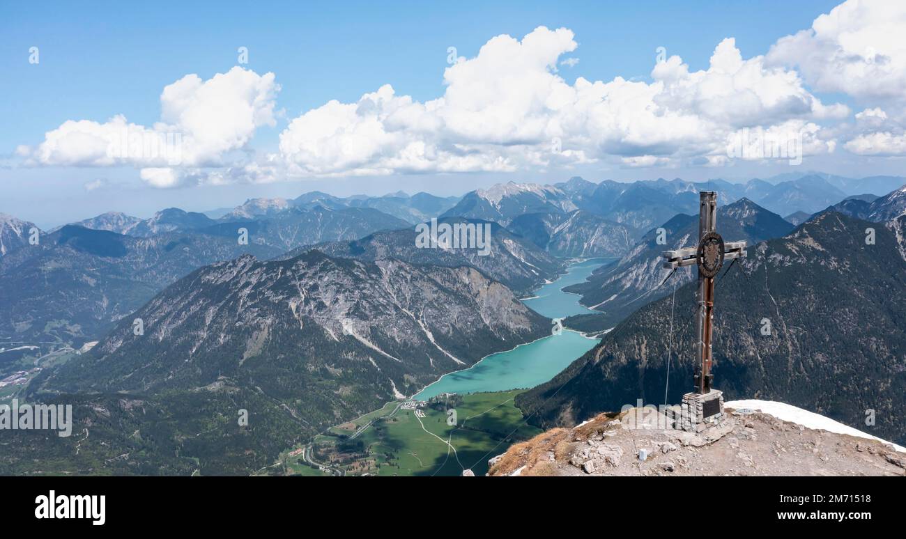 Croce sommitale, vista aerea, panorama montano, vista da Thaneller a Plansee e Alpi Lechtal orientali, Tirolo, Austria Foto Stock