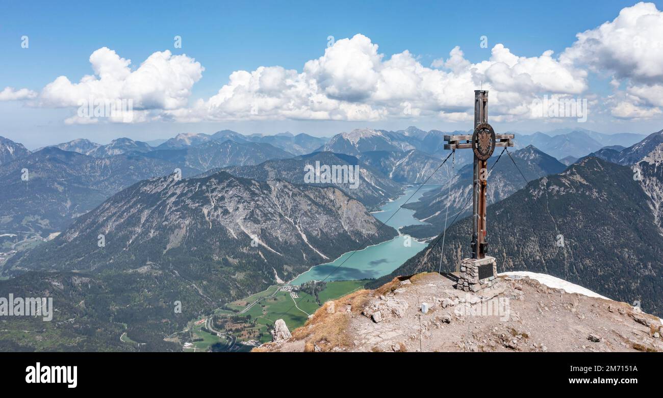 Croce sommitale, vista aerea, panorama montano, vista da Thaneller a Plansee e Alpi Lechtal orientali, Tirolo, Austria Foto Stock
